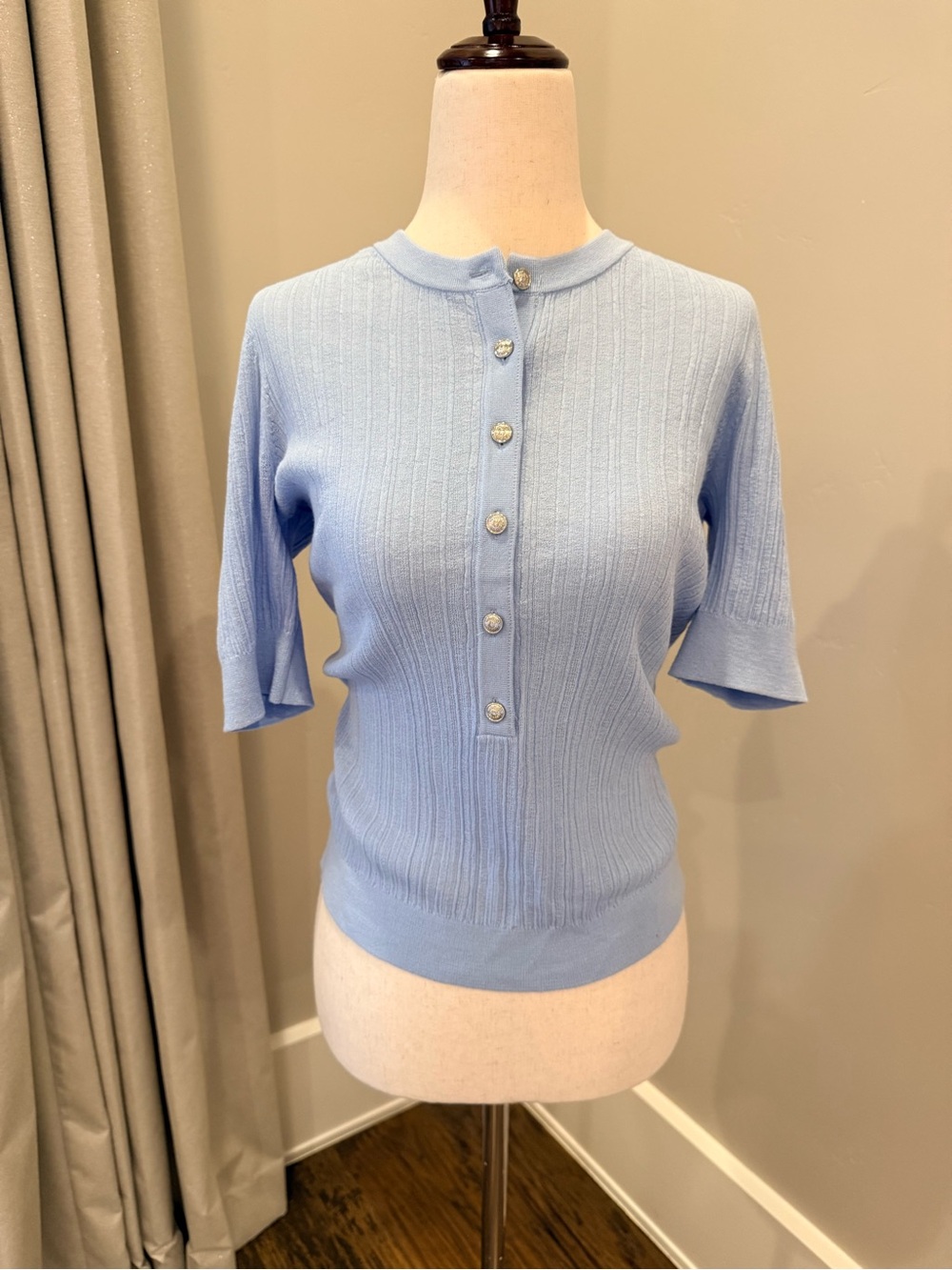 NWT Ann Taylor Light Blue Short-Sleeve Ribbed Button Front Women's Top! - Picture 4 of 5